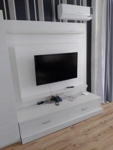 A television and/or entertainment centre at Macon Residence Apartments in Saint Vlas