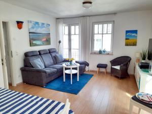 ein Wohnzimmer mit einer Couch und einem Tisch in der Unterkunft Villa Rosa - Apt. 15 in Ostseebad Sellin