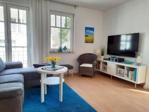 ein Wohnzimmer mit einer Couch und einem Tisch in der Unterkunft Villa Rosa - Apt. 15 in Ostseebad Sellin + 30 Fotos
