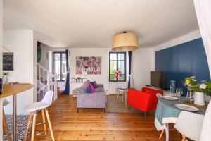 a living room with red and blue furniture at Ty Marok - Maison pour 4 proche plage in Douarnenez +6 photos