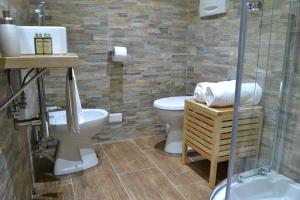 un bagno con wc, lavandino e doccia di LE QUATTRO MURA EXCLUSIVE a Firenze Altre 41 foto