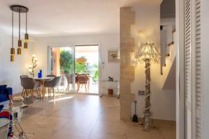 a living room with a table and a floor lamp at Casa Alegría Casa premium piscina comunitaria in S'agaro