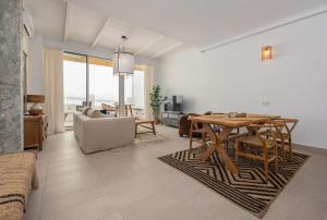 エステポナにあるVivienda Casaresのテーブルとソファのあるリビングルーム