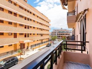 Apartamento con balcón con vistas a la calle. en Elegant apartment with private workspace, en Candelaria