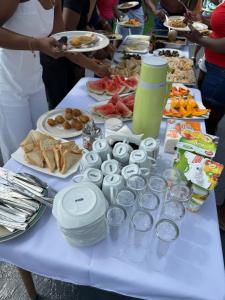 een tafel gevuld met voedsel en borden met voedsel bij Pereira lounge bar in Praia