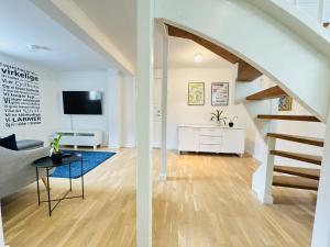 uma sala de estar com uma escada e uma televisão em aday - Modern and Charming 5 bedrooms Villa 