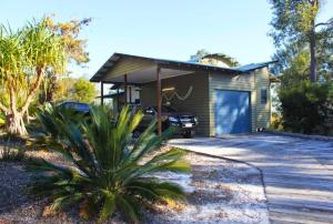 une maison avec une voiture garée devant elle dans l'établissement Our Beach House K'gari, à Fraser Island