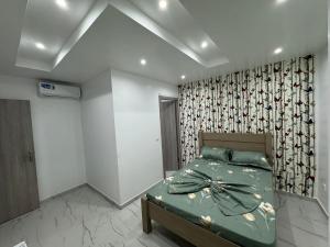 1 dormitorio con cama verde y cortina en Pereira lounge bar, en Praia
