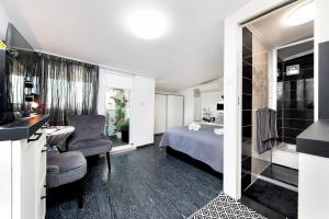 een slaapkamer met een bed en een badkamer bij Studio Apartment Sunce in Rovinj