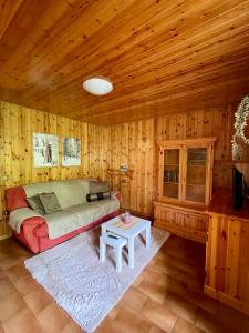 Sala de estar con cama y mesa en Casa Lorenzo en Sondalo