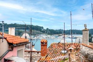 een uitzicht op een jachthaven vanaf de daken van gebouwen bij Studio Apartment Sunce in Rovinj