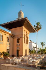 una chiesa con tavoli e sedie di fronte di ALEGRIA Palacio Mojacar - Adults Only a Mojácar