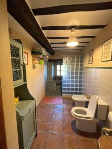 Bilik mandi di Apaizetxea, caserío en entorno rural entre Bilbao y Vitoria-Gasteiz
