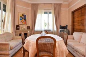 - un salon avec une table et un canapé dans l'établissement B&B Classy Rome, à Rome