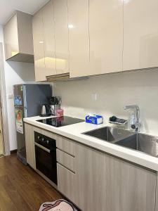 מטבח או מטבחון ב-Homestay & Apartment Vinhomes Smart City Tây Mỗ - Masteri A