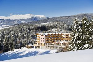 Nespecifikovaný výhled na hory nebo výhled na hory při pohledu z hotelu