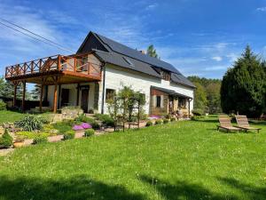 una casa con dos sillas en un patio en Trapani house & camp en Růžová