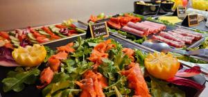 un buffet garni de différents types de légumes et de viandes dans l'établissement Hotel Bellevue, à Amboise