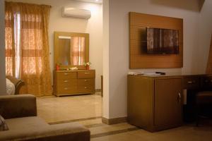 卡拉奇的住宿－Xefan Hotels，带沙发和梳妆台的客厅