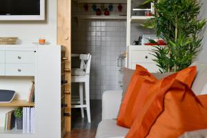 un soggiorno con un cuscino arancione su un divano di LE QUATTRO MURA EXCLUSIVE a Firenze