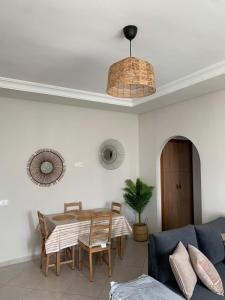 Posezení v ubytování Superbe appartement neuf en résidence avec piscine