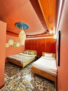 1 dormitorio con 2 camas y lámpara de araña en 浪子小栈Kashgar Ancient City, en Kashgar