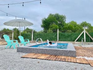 Bazén v ubytování Memerang Tiny House & Pool near Merang Jetty nebo v jeho okolí