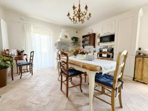 a dining room with a table and chairs at Casa Domenico in Spello +11 photos