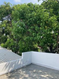 um telhado branco de uma casa com uma árvore em Green Path em Colombo