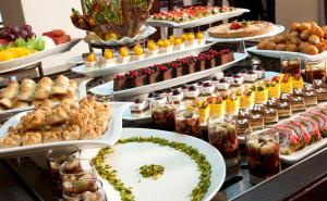 Comida en o cerca de este hotel