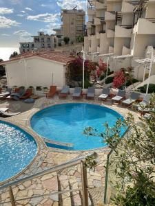 een zwembad aan de zijkant van een hotel bij Superior Private Apartment at the Resort in Sarande in Sarandë