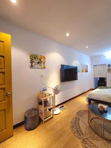 - une chambre avec un lit et une télévision à écran plat dans l'établissement Tiny Homes- Vintage Apartments, à Hanoï
