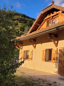 RevelにあるGrand Gites 6 personnes Uriage Chamrousse Grenobleの窓側の大きな建物