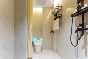 a small bathroom with a toilet and a shower at Shanghai Pudong Xiangguo Hotel in Shanghai