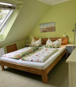 Un dormitorio con una cama grande con flores. en Ferienhof BauerMüller, en Fehmarn