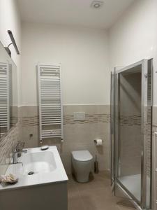 un bagno con lavandino, WC e doccia di Case Pacifici in città ad Ascoli Piceno