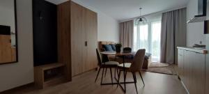 Una cocina y un comedor con mesa y sillas. en Apartamenty przy Starówce, en Zamość 11 fotos más