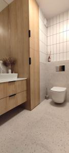 Un baño con lavabo e inodoro. en Apartamenty przy Starówce, en Zamość