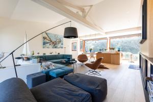un soggiorno con un divano blu e un tavolo di Villa La Vigne - Réf 113 a Lège-Cap-Ferret