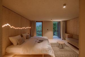 博希尼的住宿－渤興酒店，一间卧室设有一张大床和一个大窗户