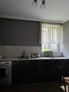 A kitchen or kitchenette at Guest house chavchavadze N23