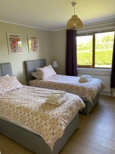 Postel nebo postele na pokoji v ubytování Strone Farm Cabin