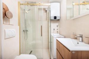 een badkamer met een douche, een toilet en een wastafel bij Apartments Casa Mia in Kotor
