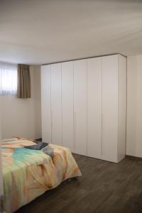 a bedroom with white cabinets and a bed at Dimora da Anna tra Amalfi e Sorrento in Angri