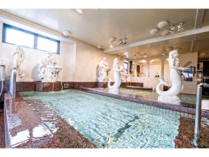 船橋的住宿－Male Only Capsule Hotel & Sauna G-topia - Vacation STAY 70068v，一间酒店客房内的游泳池,设有美人鱼雕像