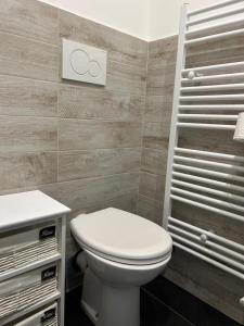 bagno con servizi igienici e lavandino di BeB via Sardegna a Legnano
