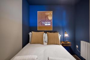 Un pat sau paturi într-o cameră la Renaissance 10 - 2 Bedroom Apartment in Southport