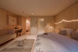 博希尼的住宿－渤興酒店，一间卧室配有一张大床和一张沙发