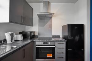 O bucătărie sau chicinetă la Renaissance 10 - 2 Bedroom Apartment in Southport