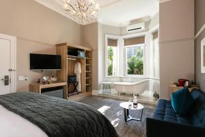 TV a/nebo společenská místnost v ubytování Cloud 9 Boutique Hotel and Spa